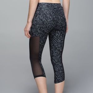 Lululemon Hot To Street Crop - SIZE 6